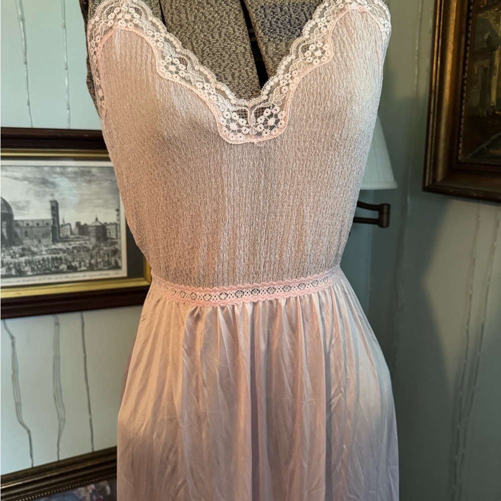 Vintage Vanity Fair Pink Lace-Trimmed Nightgown🌸